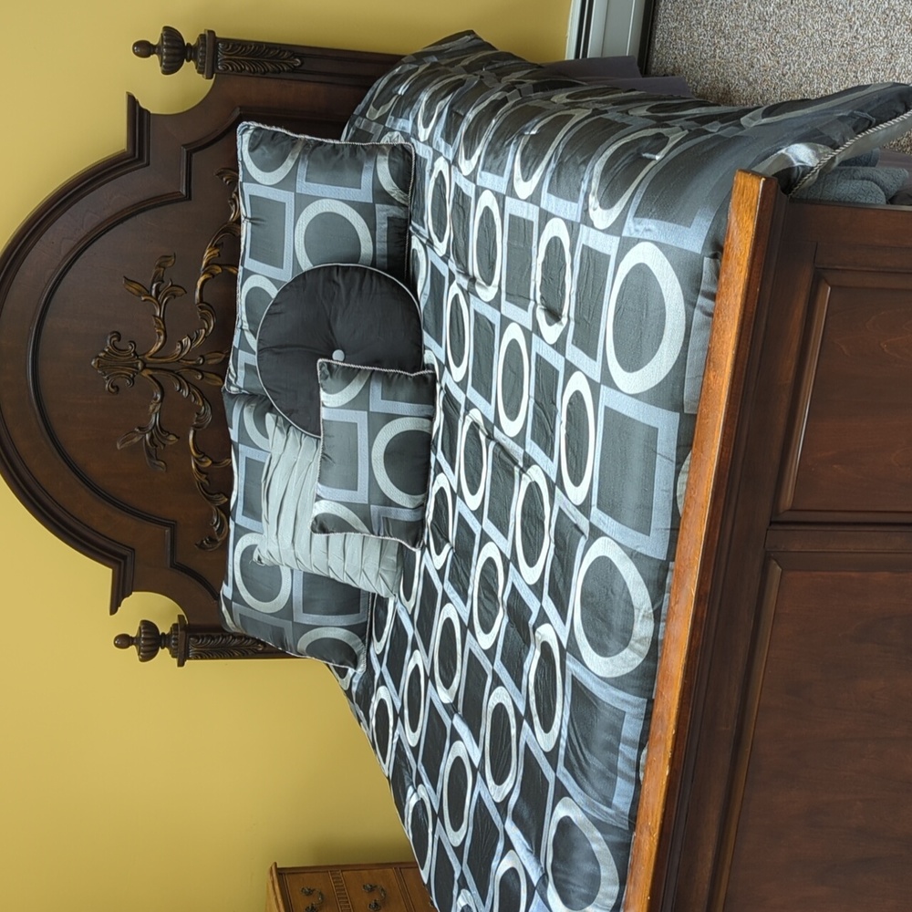 Six piece reversible comforter set. Gray /black patterned fits queen or full
